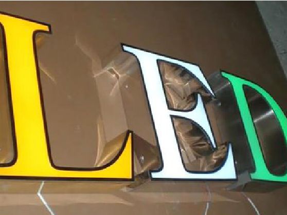 白河介绍LED招牌的基础知识。